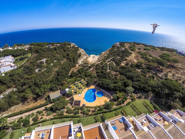 Imagen de la piscina del Hotel Rocha Brava Village Resort. Foto 15