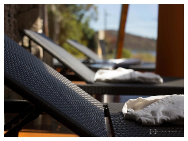 Imagen de la piscina del Hotel Rochester Bariloche. Foto 14