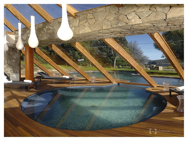 Imagen de la piscina del Hotel Rochester Bariloche. Foto 15