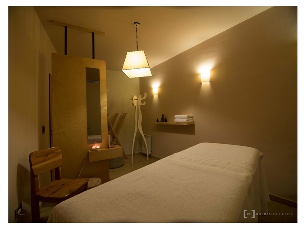 Imagen de la piscina del Hotel Rochester Bariloche. Foto 16