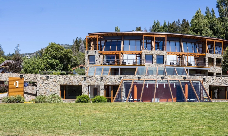 Imagen de los exteriores del Hotel Rochester Bariloche. Foto 8