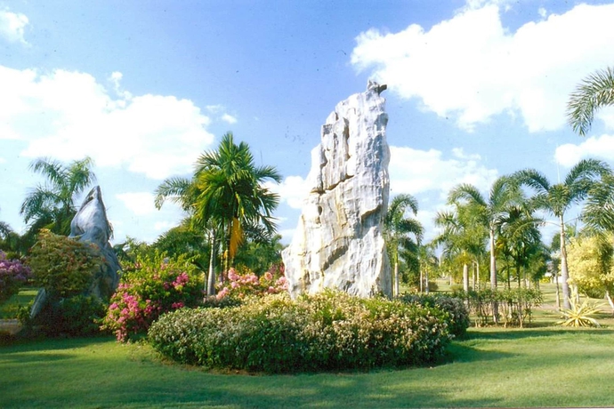 Imagen de los exteriores del Hotel Rock Garden Beach Resort. Foto 18