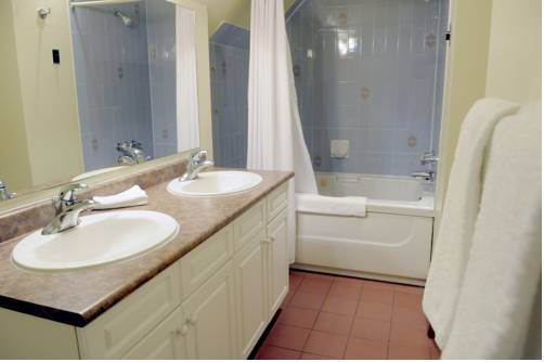 Imagen de la habitación del Hotel Rocky Crest Golf Resort. Foto 15