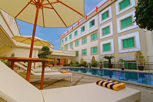 Imagen de la habitación del Hotel Rocky Plaza Hotel Padang. Foto 5
