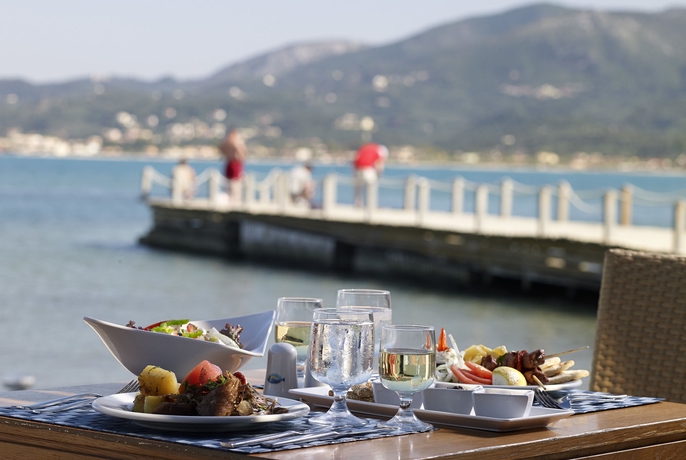 Imagen del bar/restaurante del Hotel Roda Beach Resort and Spa All-inclusive. Foto 6