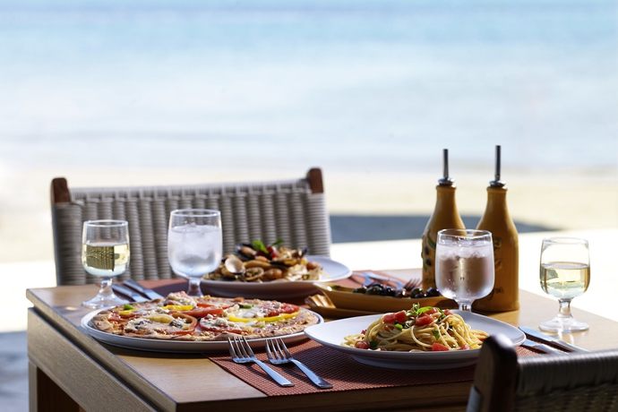 Imagen del bar/restaurante del Hotel Roda Beach Resort and Spa All-inclusive. Foto 8