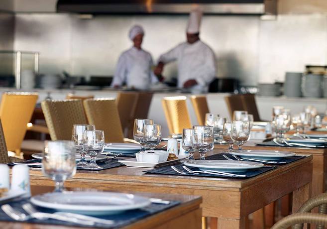 Imagen del bar/restaurante del Hotel Roda Beach Resort and Spa All-inclusive. Foto 10