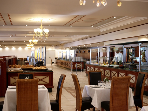 Imagen del bar/restaurante del Hotel Roda Beach Resort and Spa All-inclusive. Foto 11