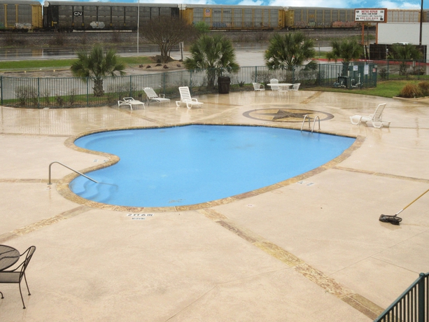 Imagen de la piscina del Hotel Rodeway Inn, ARLINGTON. Foto 5