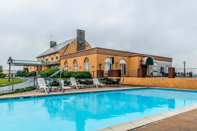 Imagen de la piscina del Hotel Rodeway Inn Amish Country. Foto 17