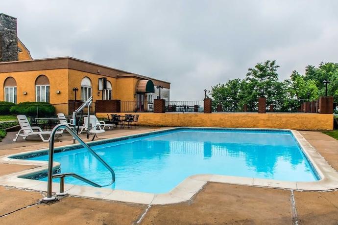 Imagen de la piscina del Hotel Rodeway Inn Amish Country. Foto 18