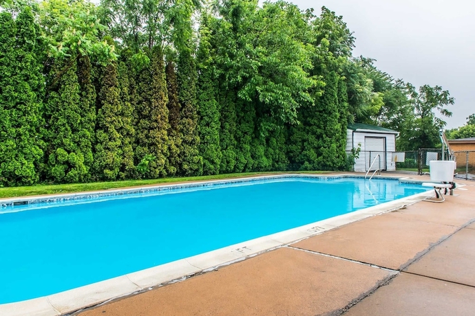 Imagen de la piscina del Hotel Rodeway Inn Amish Country. Foto 19