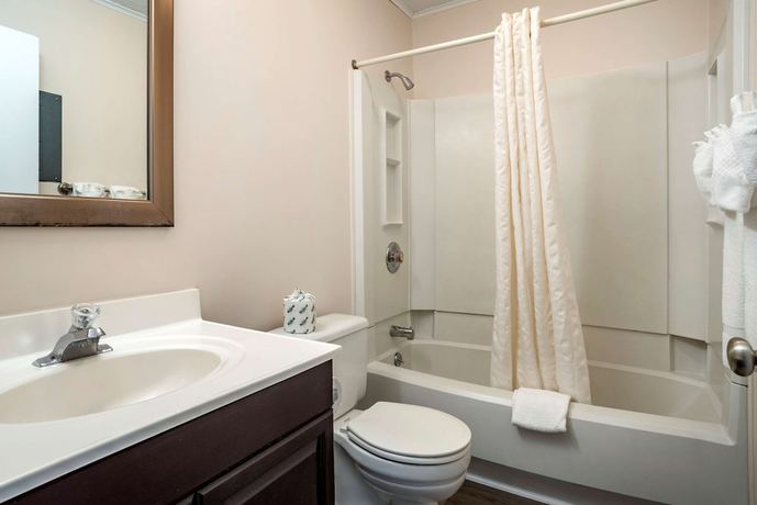 Imagen de la habitación del Hotel Rodeway Inn And Suites, Camelot Mobile Home Park. Foto 2