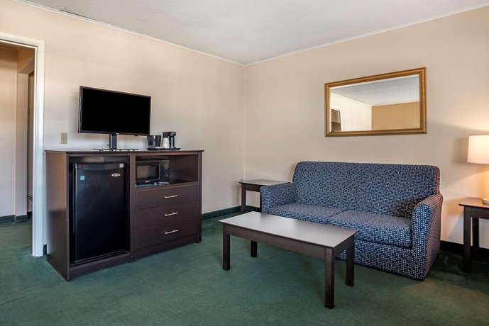 Imagen de la habitación del Hotel Rodeway Inn And Suites, Camelot Mobile Home Park. Foto 6