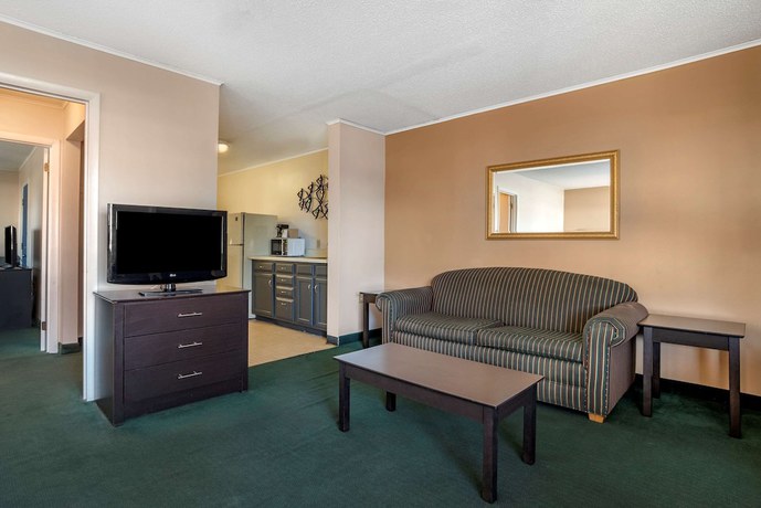 Imagen de la habitación del Hotel Rodeway Inn And Suites, Camelot Mobile Home Park. Foto 9