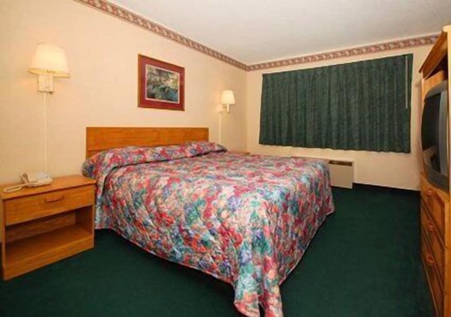 Imagen de la habitación del Hotel Rodeway Inn And Suites, Camelot Mobile Home Park. Foto 10