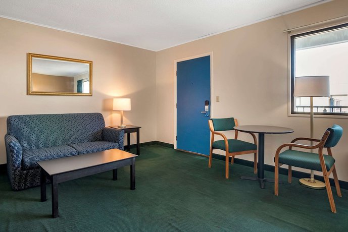 Imagen de la habitación del Hotel Rodeway Inn And Suites, Camelot Mobile Home Park. Foto 12