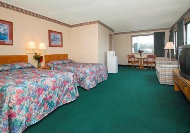 Imagen de la habitación del Hotel Rodeway Inn And Suites, Camelot Mobile Home Park. Foto 13