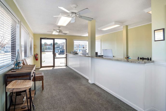 Imagen de los interiores del Hotel Rodeway Inn And Suites, Camelot Mobile Home Park. Foto 20