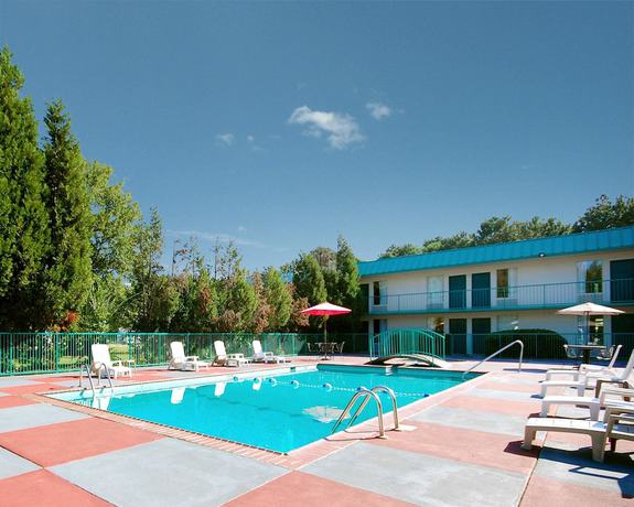 Imagen de la piscina del Hotel Rodeway Inn And Suites, Carrollton. Foto 20