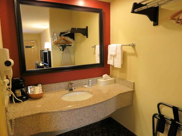 Imagen de la habitación del Hotel Rodeway Inn And Suites, Clarksville. Foto 3