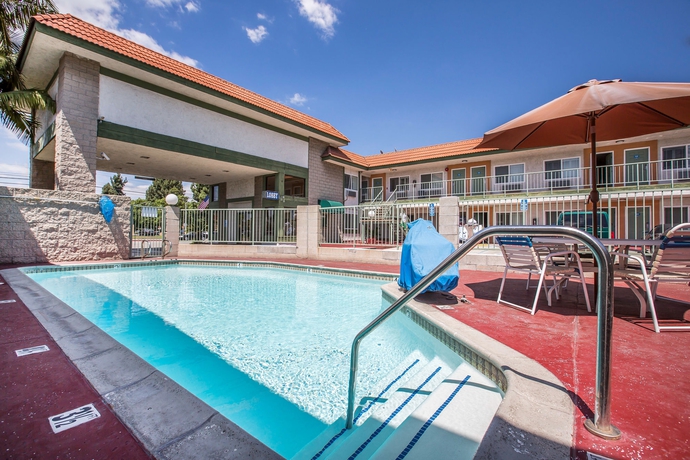 Imagen de la piscina del Hotel Rodeway Inn Artesia Cerritos. Foto 14