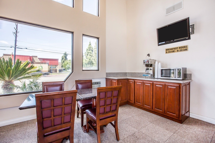 Imagen de los interiores del Hotel Rodeway Inn Artesia Cerritos. Foto 10