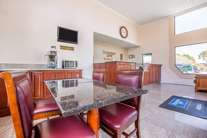 Imagen de los interiores del Hotel Rodeway Inn Artesia Cerritos. Foto 11