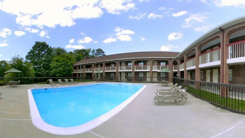 Imagen de la piscina del Hotel Rodeway Inn At Fort Lee. Foto 15