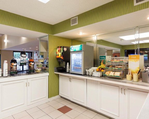 Imagen del bar/restaurante del Hotel Rodeway Inn At Fort Lee. Foto 5