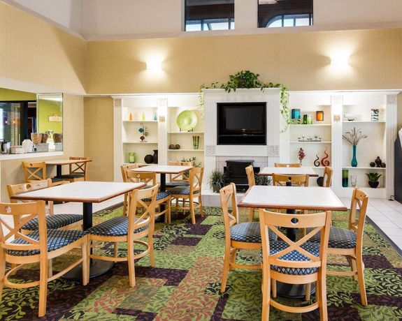 Imagen de los interiores del Hotel Rodeway Inn At Fort Lee. Foto 14