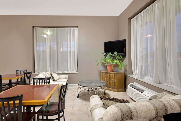 Imagen de los interiores del Hotel Rodeway Inn Cleveland. Foto 13