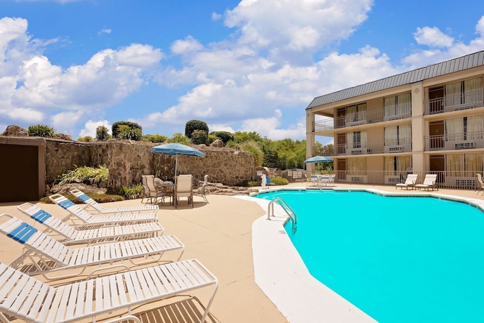 Imagen de la piscina del Hotel Rodeway Inn Cleveland. Foto 16