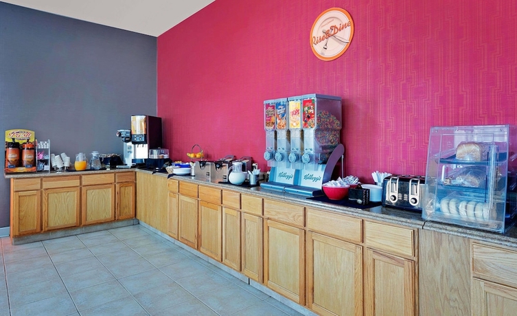 Imagen del bar/restaurante del Hotel Rodeway Inn Cleveland. Foto 2