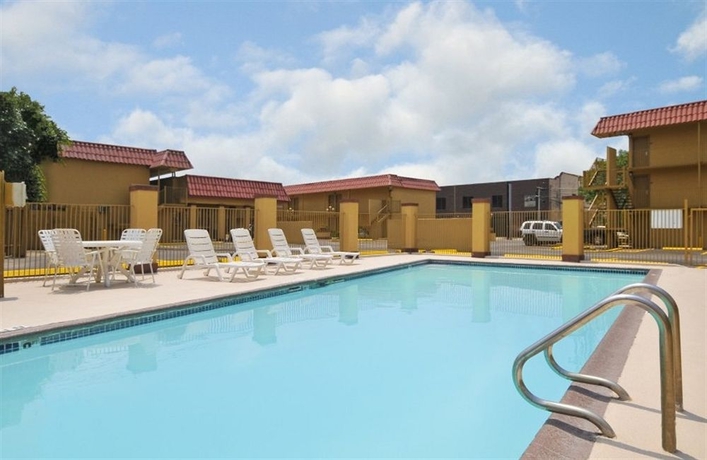 Imagen de la piscina del Hotel Rodeway Inn Downtown near River Walk. Foto 5
