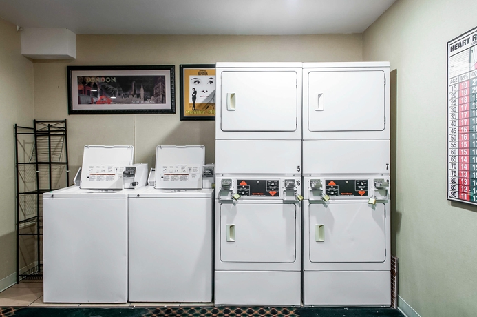 Imagen de los interiores del Hotel Rodeway Inn East. Foto 7