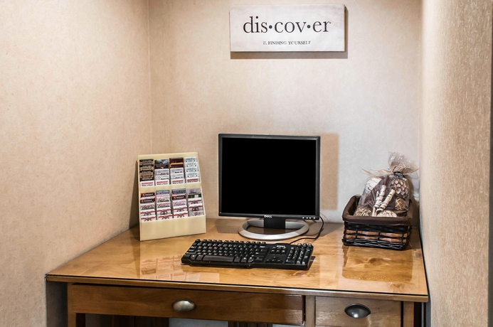 Imagen de los interiores del Hotel Rodeway Inn East. Foto 16