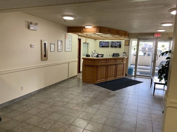 Imagen de los interiores del Hotel Rodeway Inn, Edson. Foto 19