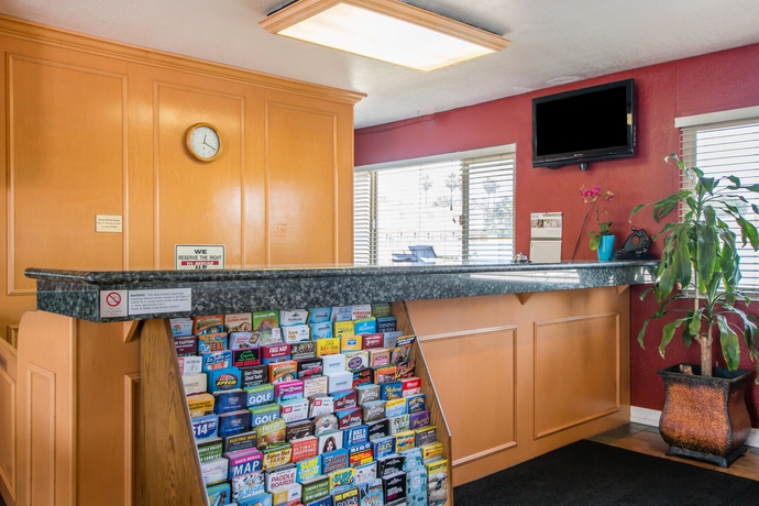 Imagen de los interiores del Hotel Rodeway Inn Fallbrook Downtown. Foto 14