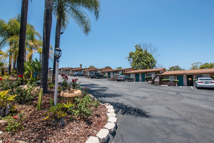 Imagen de los exteriores del Hotel Rodeway Inn Fallbrook Downtown. Foto 12