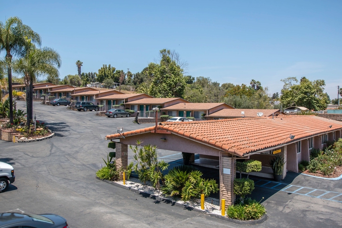 Imagen de los exteriores del Hotel Rodeway Inn Fallbrook Downtown. Foto 13