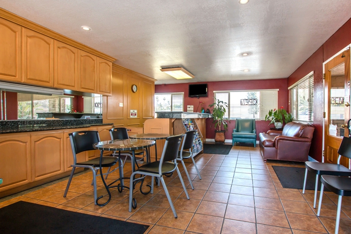 Imagen del bar/restaurante del Hotel Rodeway Inn Fallbrook Downtown. Foto 5