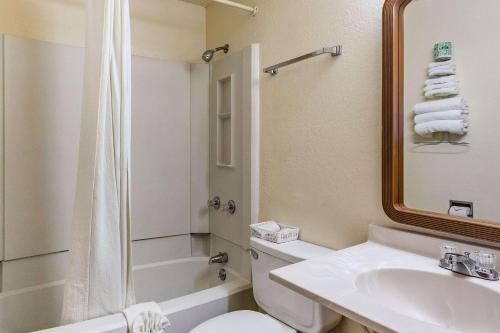 Imagen de la habitación del Hotel Rodeway Inn Farmington. Foto 7