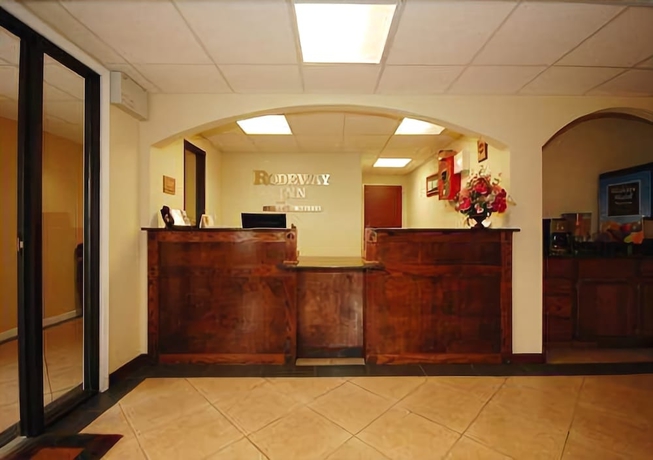 Imagen de los interiores del Hotel Rodeway Inn, Forest Park. Foto 19