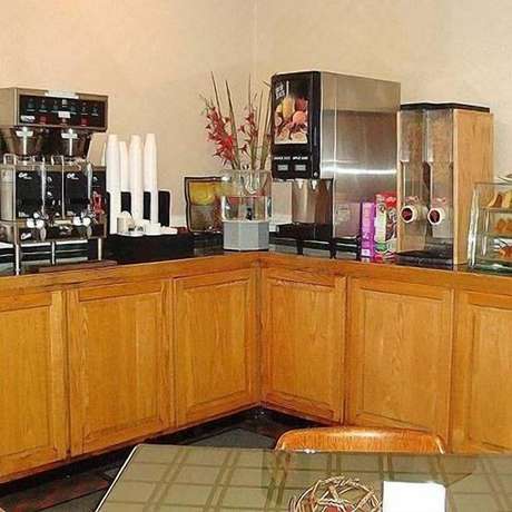 Imagen del bar/restaurante del Hotel Rodeway Inn, Forsyth. Foto 2