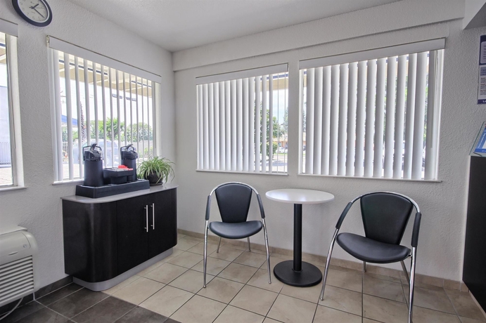 Imagen de los interiores del Hotel Rodeway Inn Fresno. Foto 12