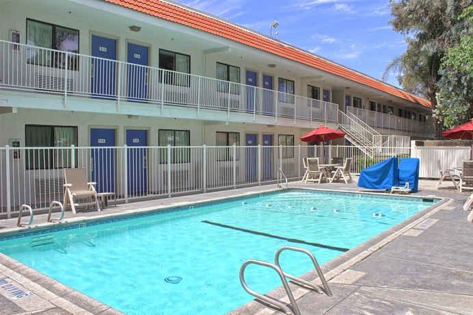 Imagen de la piscina del Hotel Rodeway Inn Fresno. Foto 13