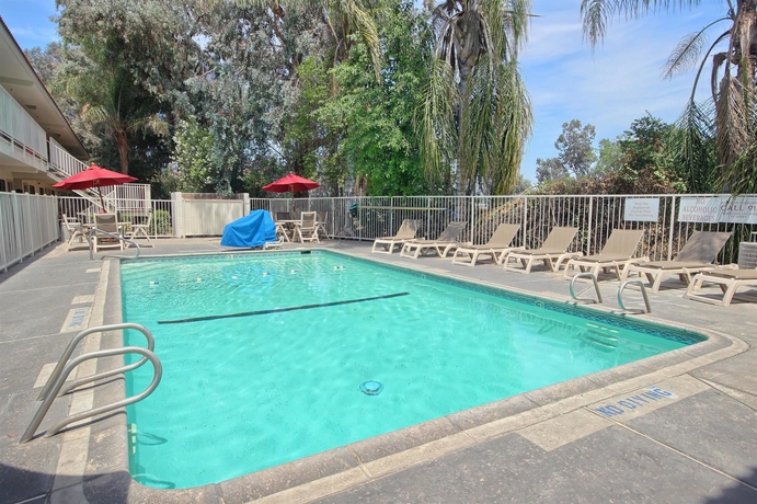 Imagen de la piscina del Hotel Rodeway Inn Fresno. Foto 14