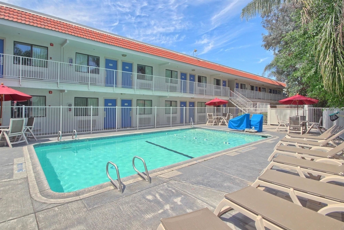 Imagen de la piscina del Hotel Rodeway Inn Fresno. Foto 15
