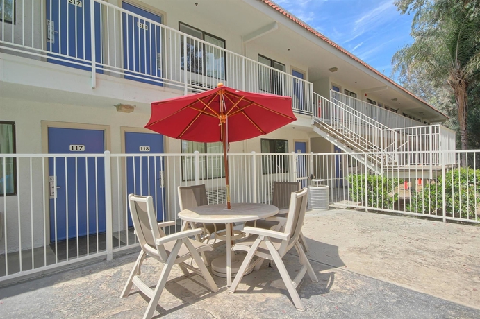 Imagen de la piscina del Hotel Rodeway Inn Fresno. Foto 16